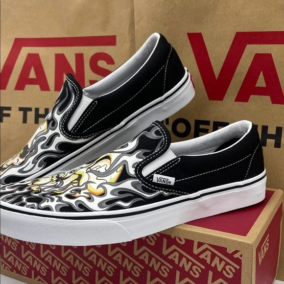 Vans WMNS Classic Slip-On
Flame Skull Black/True White
VN0009Q7BMX Sneakers - Picture 9 of 16